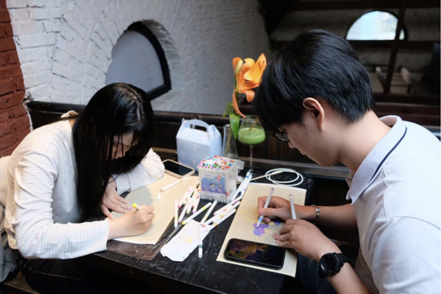 Old-school lanterns, young hands: Reviving Mid-Autumn memories in Ho Chi Minh City- Ảnh 1.