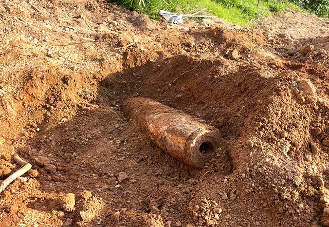 240kg bomb found during cemetery construction in central Vietnam- Ảnh 2.