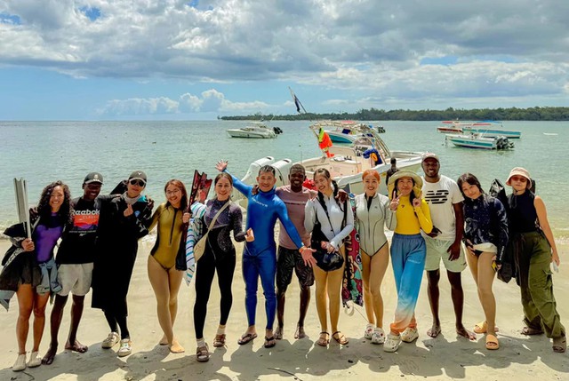 Vietnamese divers swim alongside sperm whales in Mauritius - Ảnh 2.