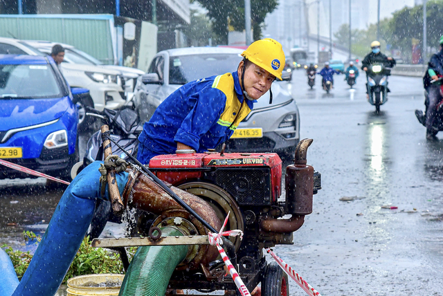 Pumps deployed to drain flooding at Ho Chi Minh City’s iconic bridge- Ảnh 1.