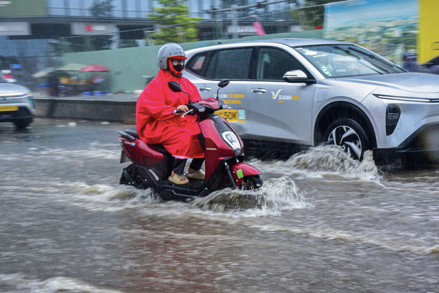 Pumps deployed to drain flooding at Ho Chi Minh City’s iconic bridge- Ảnh 2.