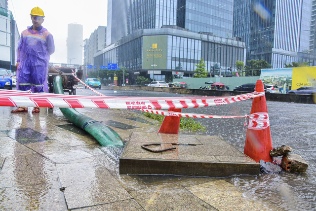 Pumps deployed to drain flooding at Ho Chi Minh City’s iconic bridge- Ảnh 3.
