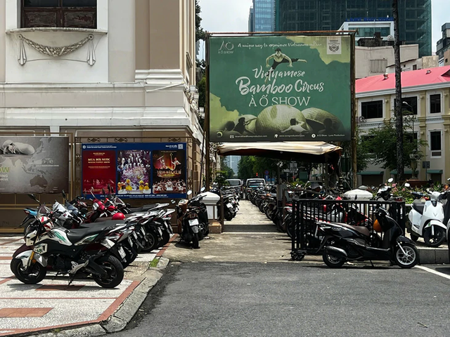 Ho Chi Minh City seeks solutions to shortage of parking, public toilets downtown - Ảnh 1.