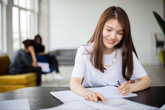 IELTS test takers in Vietnam can handwrite Writing section from October - Ảnh 1.