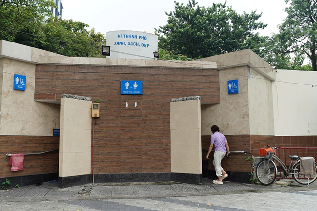 Ho Chi Minh City seeks solutions to shortage of parking, public toilets downtown - Ảnh 2.