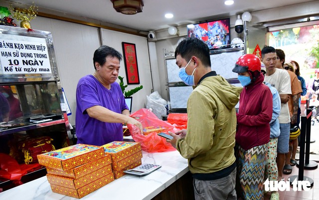 Why are customers lining up for this 3-generation Teochew pastry shop in Ho Chi Minh City?- Ảnh 6.