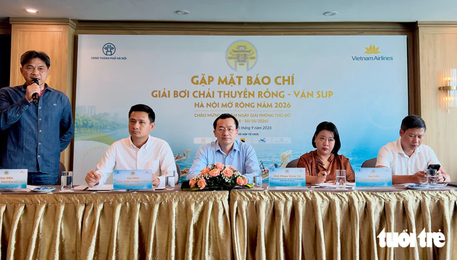Nearly 900 athletes race in Hanoi dragon boat, SUP championships- Ảnh 1.