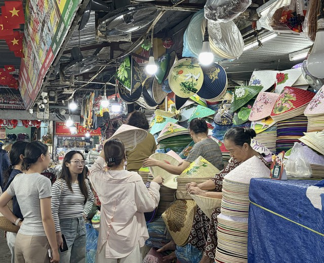 Tourists bring new life to Vietnam’s traditional markets- Ảnh 3.