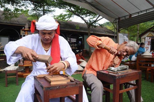 Visitors flock to My Son for new tour of Cham towers and forest trails - Ảnh 5.