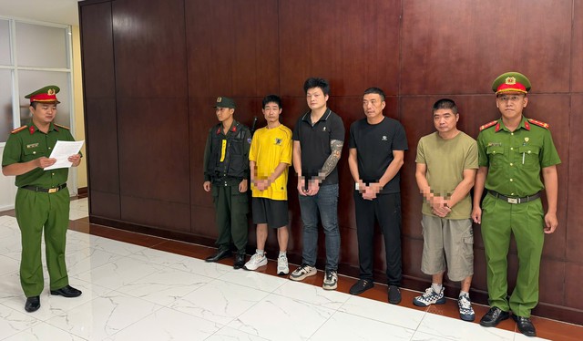 4 Chinese nationals arrested over smuggled cigarettes at Ho Chi Minh City airport- Ảnh 1.