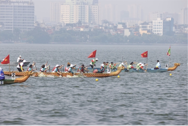 Nearly 900 athletes race in Hanoi dragon boat, SUP championships- Ảnh 2.