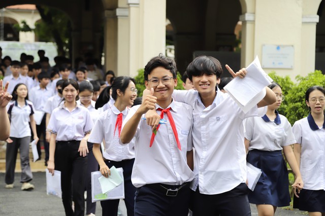 Removing English from high school entrance exam sparks concerns among Ho Chi Minh City teachers, students - Ảnh 1.