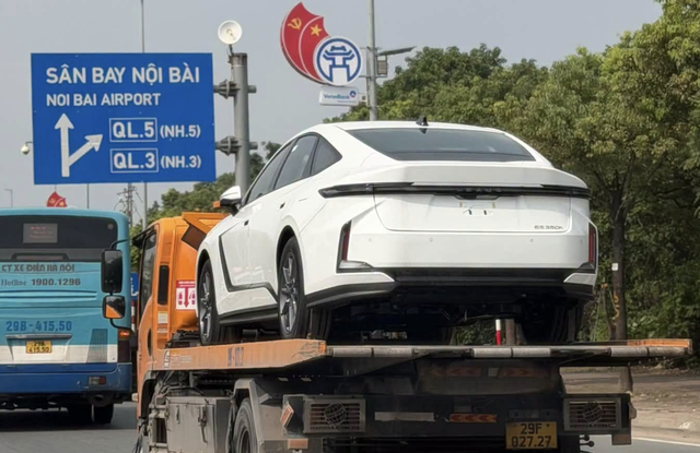 Lexus ES 500e in Vietnam revealed to consume nearly twice as much energy as Porsche Taycan - Ảnh 1.