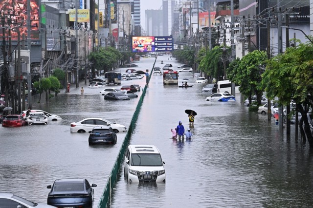 Bangkok floods force thousands into shelters - Ảnh 1.