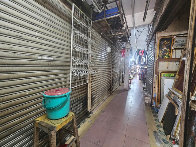 Ho Chi Minh City traditional markets struggle as purchasing power plunges - Ảnh 2.