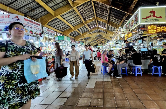 Ho Chi Minh City traditional markets struggle as purchasing power plunges - Ảnh 3.