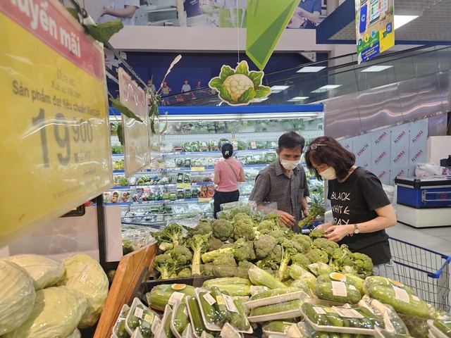 Vietnamese consumers tighten spending despite improved finances - Ảnh 1.