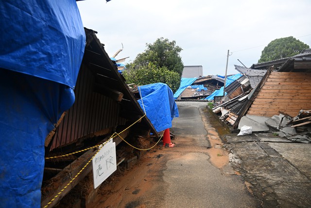 Over 1,500 still in shelters 2 months after Kumamoto quake - Ảnh 1.