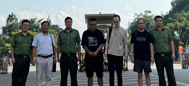 Vietnam hands over 3 Chinese fugitives to China- Ảnh 2.