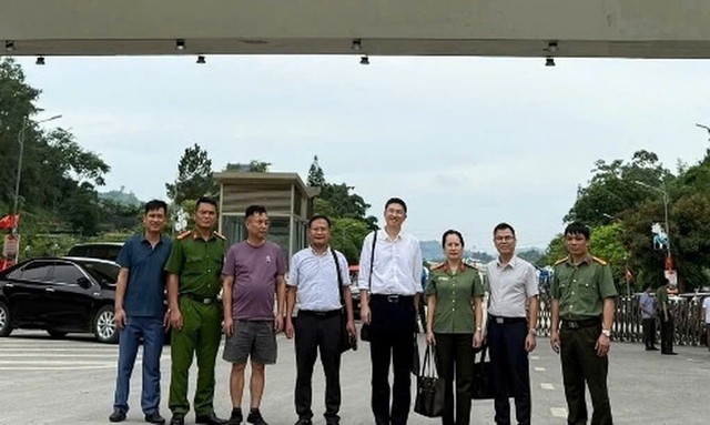 Vietnam hands over 3 Chinese fugitives to China- Ảnh 3.