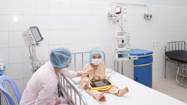 18-month-old boy becomes Vietnam's youngest bone marrow donor for sister - Ảnh 1.