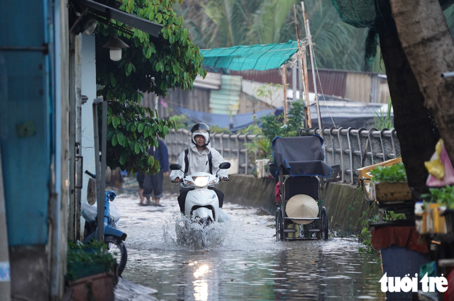 Ho Chi Minh City commuters, students struggle as morning tides rise - Ảnh 1.