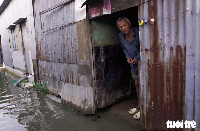 Ho Chi Minh City commuters, students struggle as morning tides rise - Ảnh 3.
