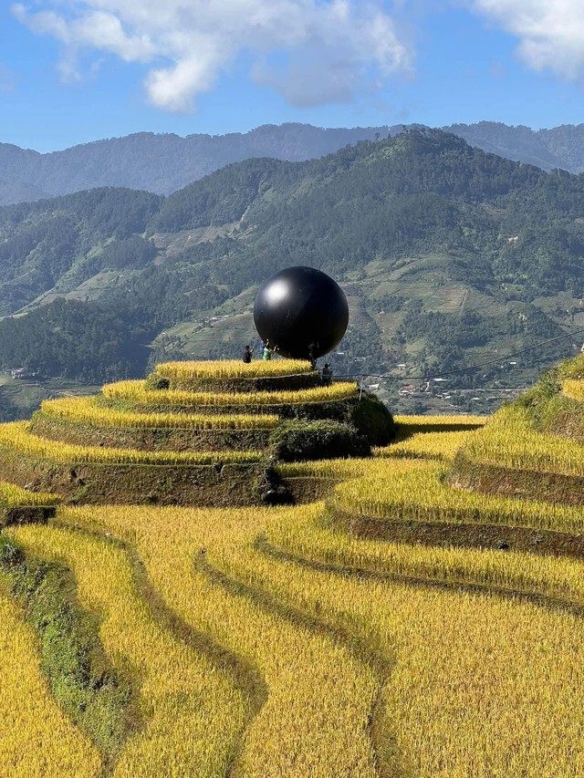Foreigners’ unauthorized installation of giant ball on Vietnam rice terrace draws backlash - Ảnh 2.