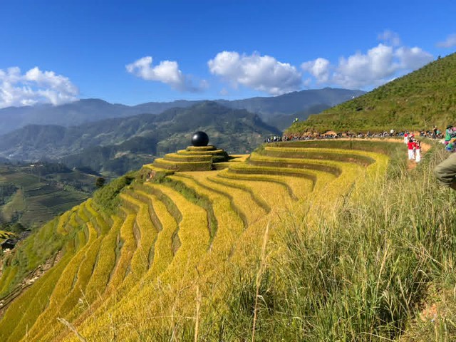 Foreigners’ unauthorized installation of giant ball on Vietnam rice terrace draws backlash - Ảnh 1.
