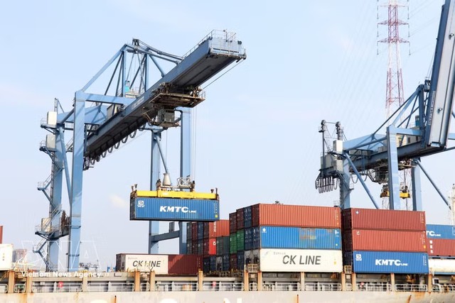 Manufacturing, trade sustain Vietnam’s economic growth: Standard Chartered - Ảnh 1.