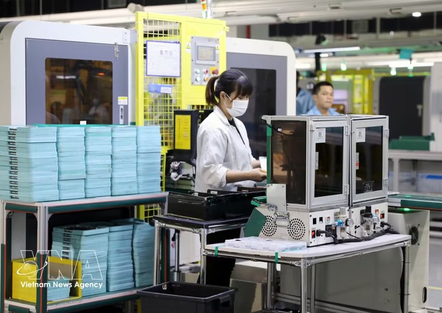Manufacturing, trade sustain Vietnam’s economic growth: Standard Chartered - Ảnh 2.