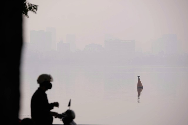 Air pollution exceeds daily limits 1 in 3 days, ranks No. 3 death risk in Vietnam - Ảnh 2.