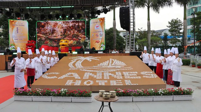 Giant coconut heart salad logo sets Vietnam record- Ảnh 1.