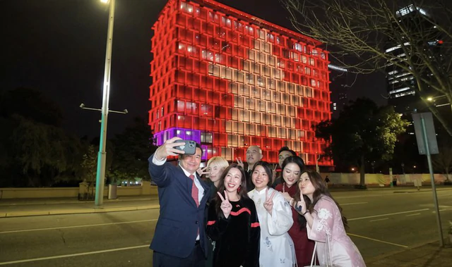 Vietnam flag lights up Perth Town Hall for first time- Ảnh 1.