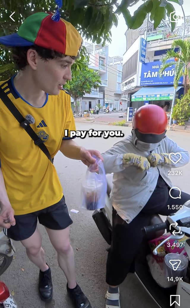 Swedish tourist moved as Ho Chi Minh City woman helps him get coffee, pays for it - Ảnh 1.