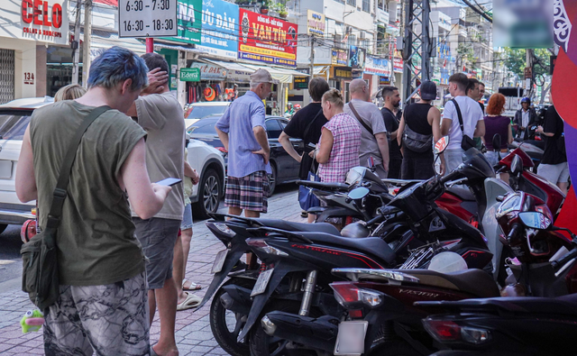 Why are Russian tourists queuing for cash in Vietnam’s Nha Trang? - Ảnh 1.