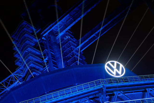Volkswagen flags 50,000 job cuts across group as board approves turnaround plan- Ảnh 3.