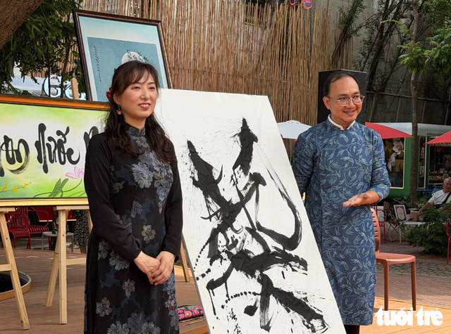 Vietnamese calligraphy exhibition captivates 3 Japanese calligraphers - Ảnh 1.
