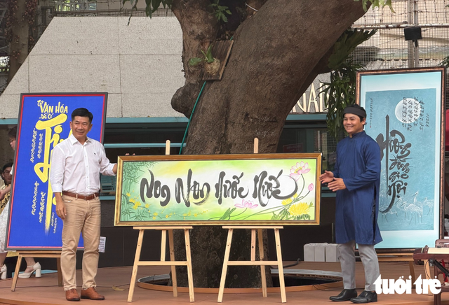 Vietnamese calligraphy exhibition captivates 3 Japanese calligraphers - Ảnh 2.