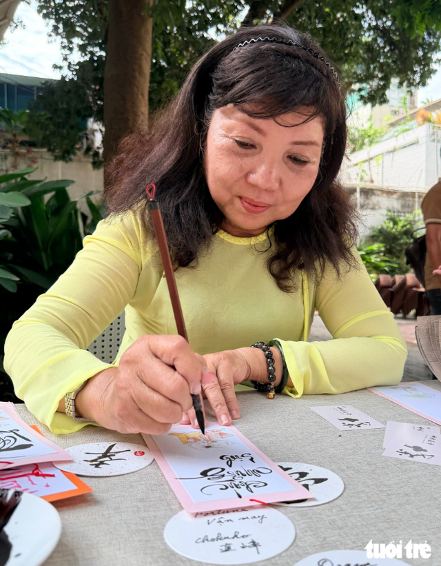 Vietnamese calligraphy exhibition captivates 3 Japanese calligraphers - Ảnh 4.