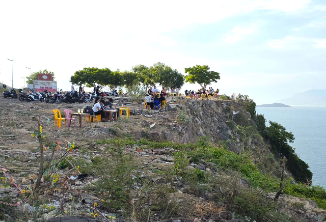Authorities to clear eateries dangerously set up along cliff edge in Vietnam's Khanh Hoa - Ảnh 1.
