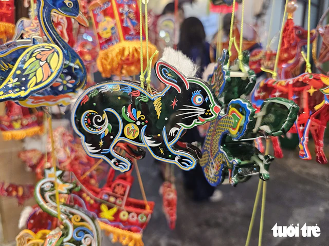Ho Chi Minh City lantern streets bustle as vendors struggle to attract buyers - Ảnh 2.