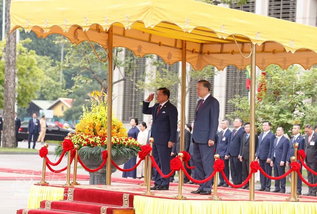 Top Vietnamese leader chairs welcome ceremony for President of Myanmar - Ảnh 1.