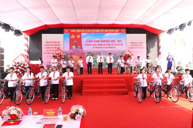 Vietnam opens new school year for 26 million students, inaugurates 107 border schools- Ảnh 8.