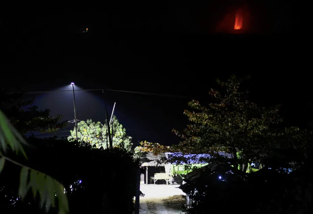 Indonesia's Anak Krakatau eruption halts flights, schools, fishing- Ảnh 1.