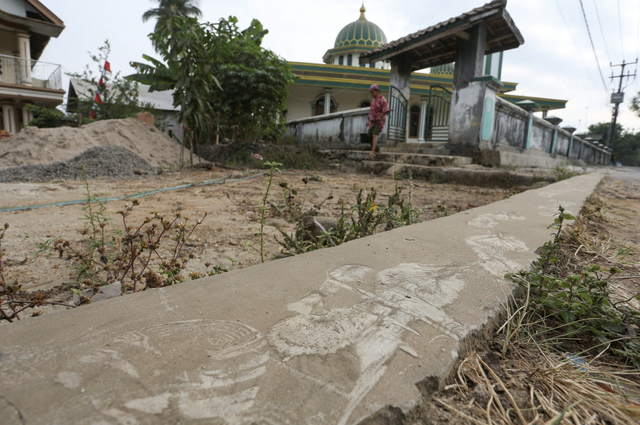 Indonesia's Anak Krakatau eruption halts flights, schools, fishing- Ảnh 2.