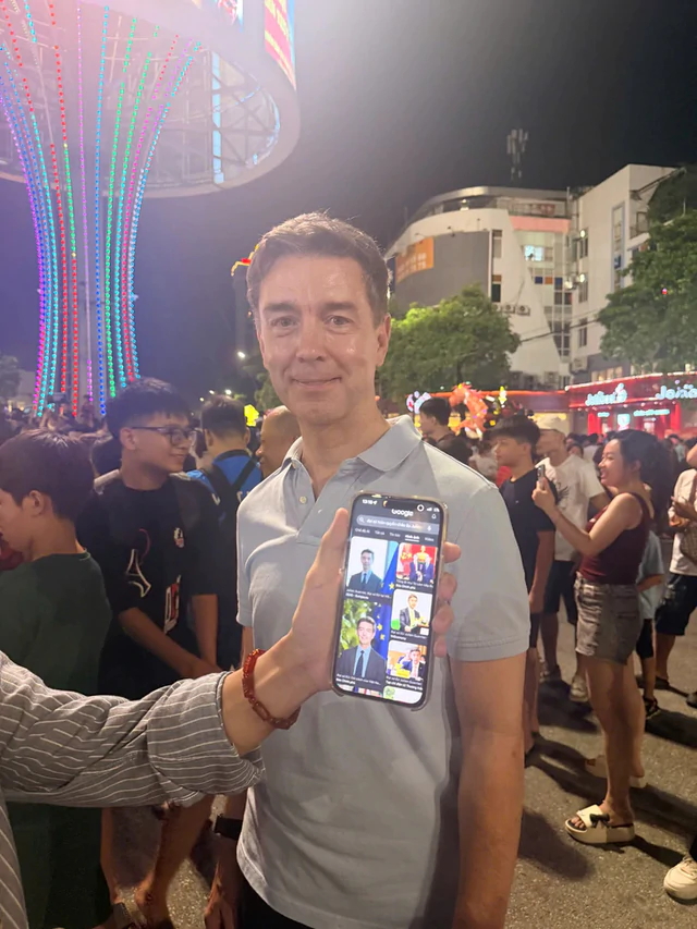 Vietnamese youths invite ‘random foreigner’ to film a Mid-Autumn video, then discover he’s EU ambassador- Ảnh 1.