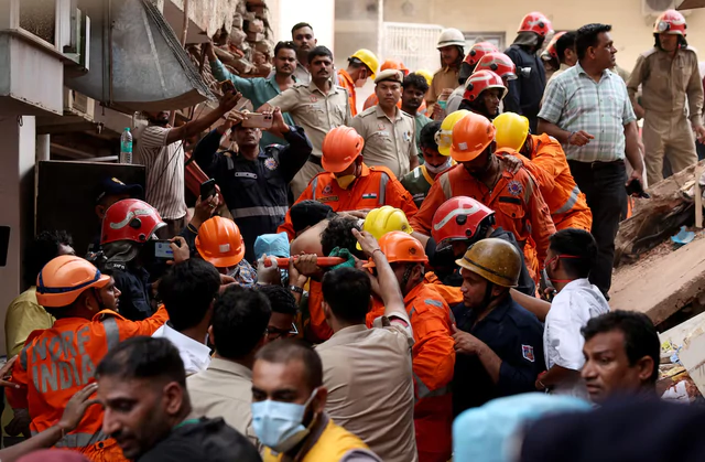 Six rescued after multi-storey building collapses in India's Delhi, ANI reports- Ảnh 2.