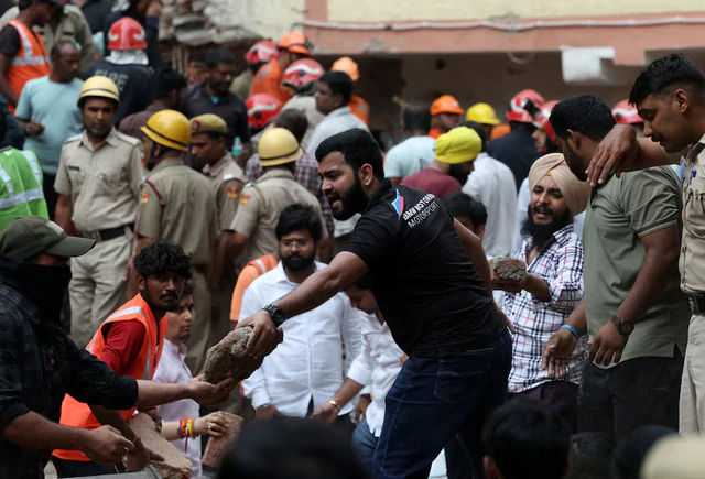 Six rescued after multi-storey building collapses in India's Delhi, ANI reports- Ảnh 1.