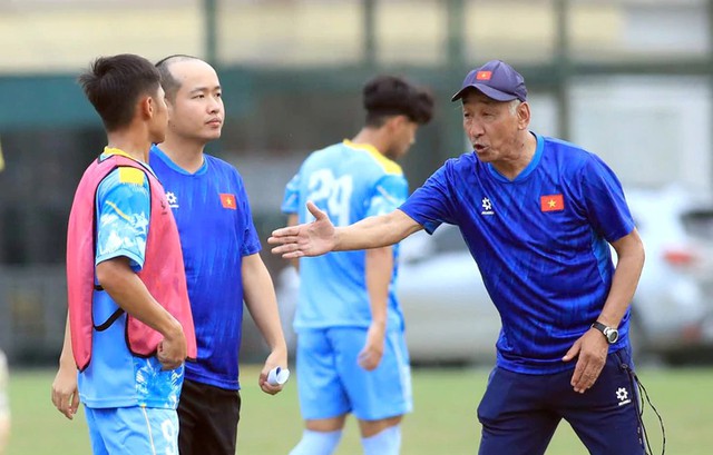 Why South Korean football coaches succeed where Japanese fail in Vietnam - Ảnh 1.